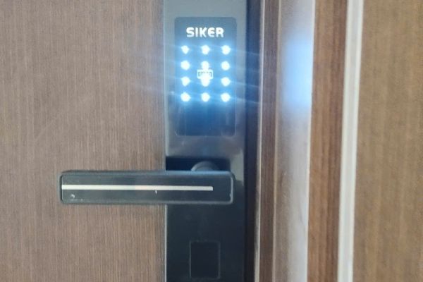 BÀN GIAO BỘ KHÓA CỬA GỖ SIKER KTS010 CHO CHUNG CƯ THE SUN AVENUE QUẬN 2